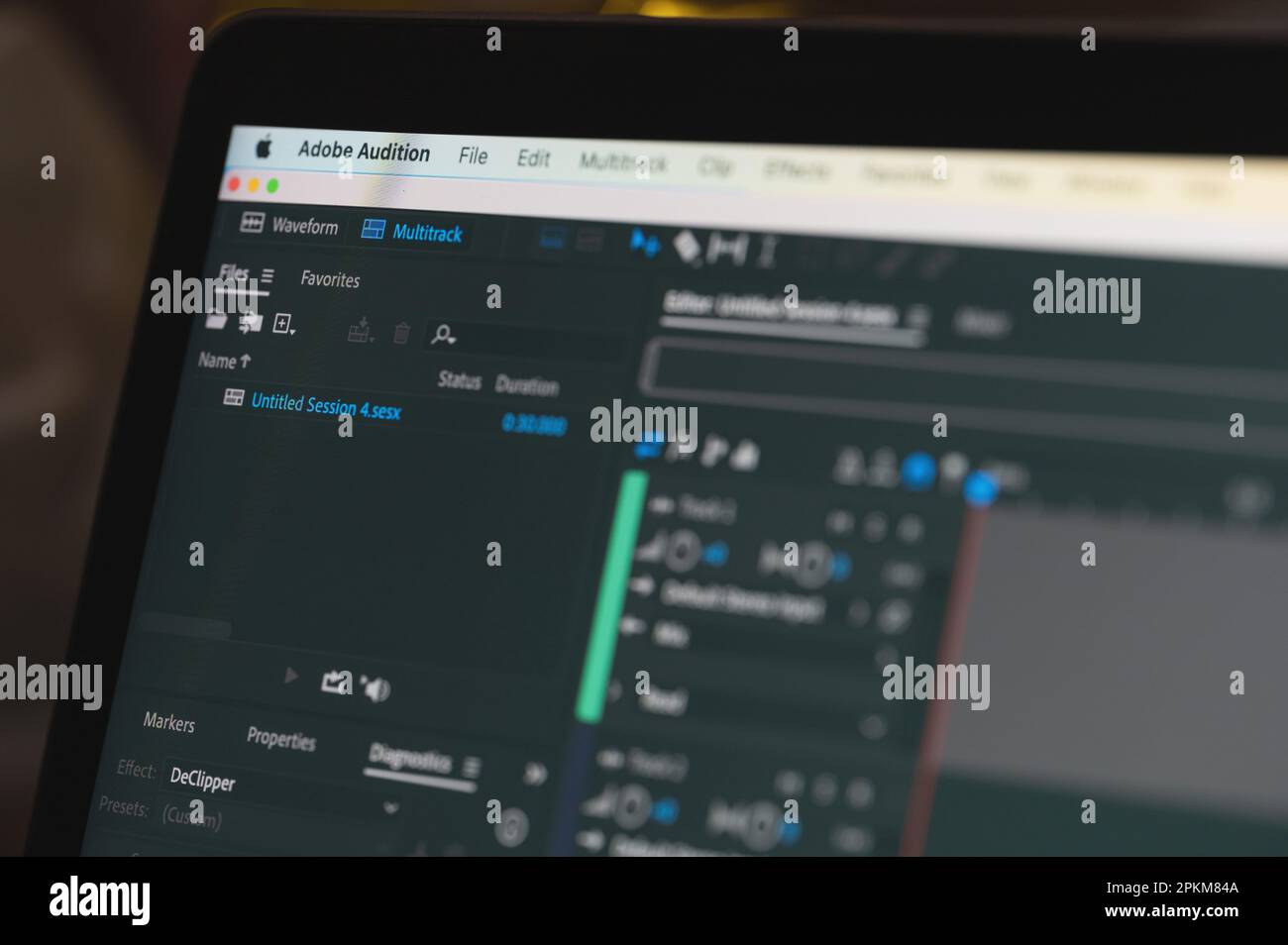 New york, USA - 7 aprile 2023: Modifica la colonna sonora nel programma Adobe audition con strumenti sullo schermo del computer vista ravvicinata Foto Stock