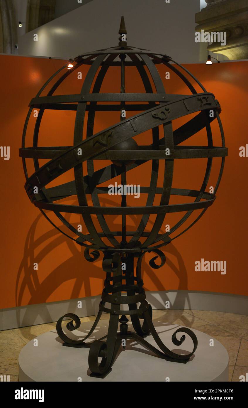 Sfera armillare. Strumento utilizzato per i calcoli astronomici e per lo studio e la rappresentazione del cosmo. Al centro del suo asse si trova una sfera che raffigura la Terra. La sfera armillare fu adottata come simbolo personale dal re Manuel i del Portogallo, incorporandola nello stemma del paese nel 1495. Museo Marittimo. Lisbona, Portogallo. Foto Stock