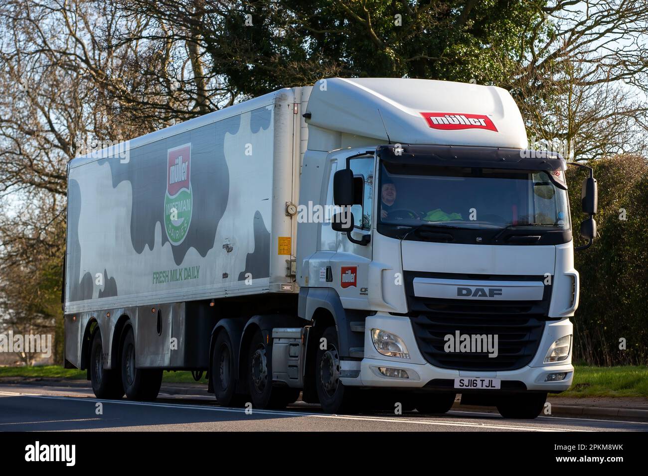 Bicester, Oxon, Regno Unito - Aprile 7th 2023. 2016 VEICOLI DAF CF 460 camion FTG nella livrea di Muller che guidano su una strada di campagna inglese Foto Stock