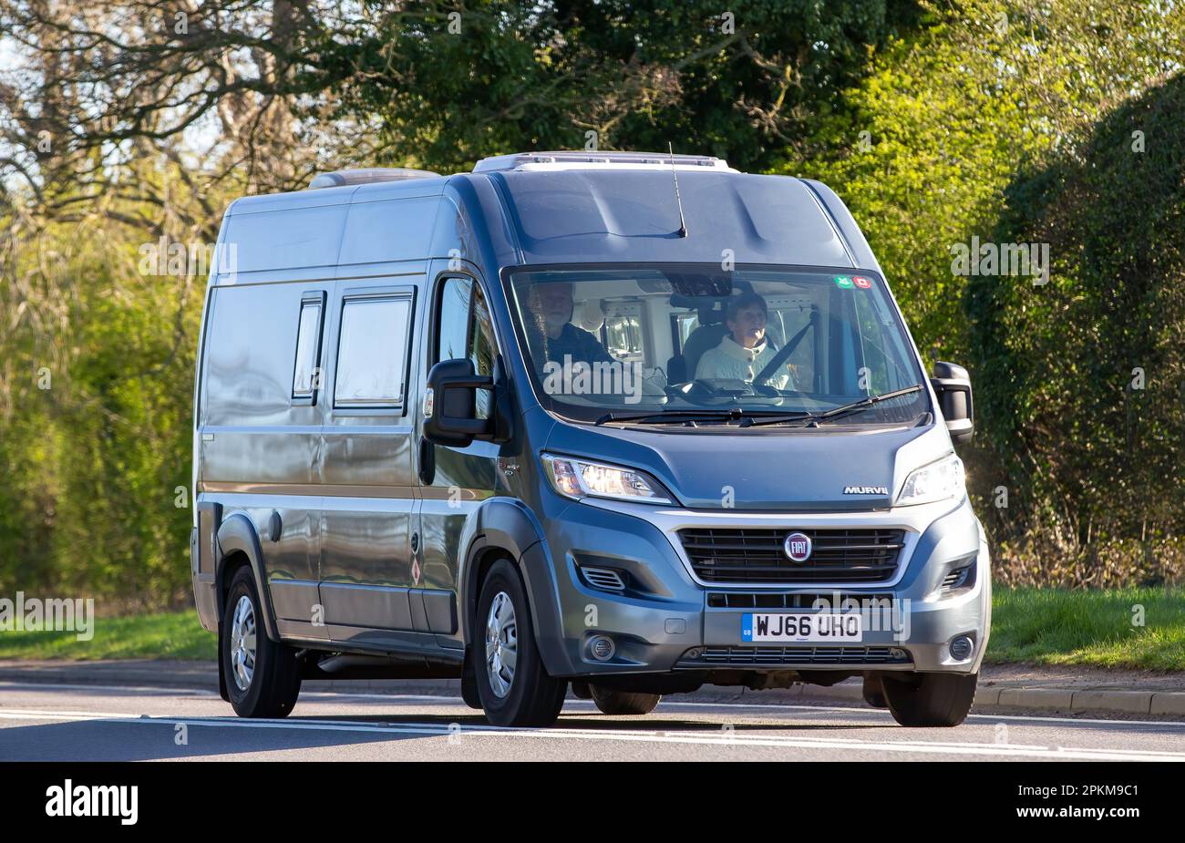 2017 Fiat Ducato camper auto viaggiando su una strada di campagna inglese Foto Stock