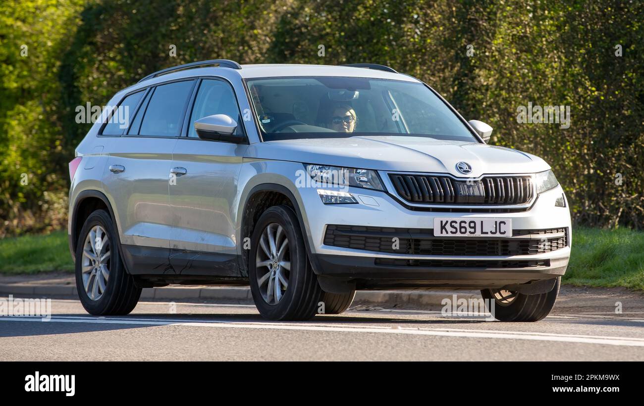 2020 Skoda Kodiaq auto in viaggio su una strada di campagna inglese Foto Stock