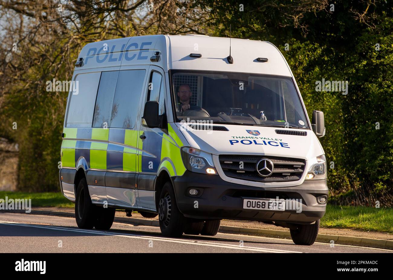 Thames Valley Police 2019 MERCEDES-BENZ SPRINTER van viaggiando su una strada di campagna inglese Foto Stock