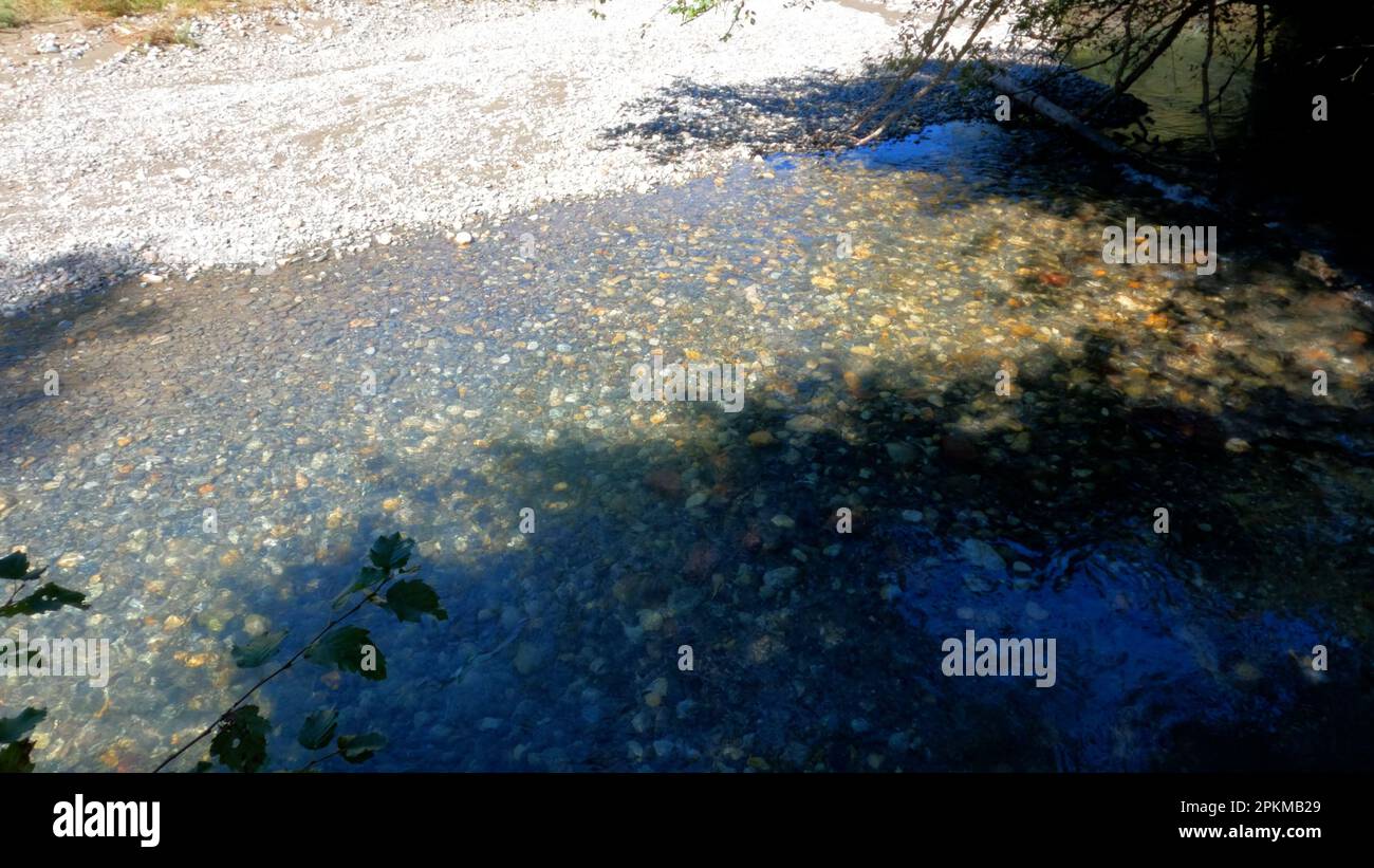 Piccolo fiume freddo e limpido con rocce sulla spiaggia in montagna Arkhyz - foto della natura Foto Stock