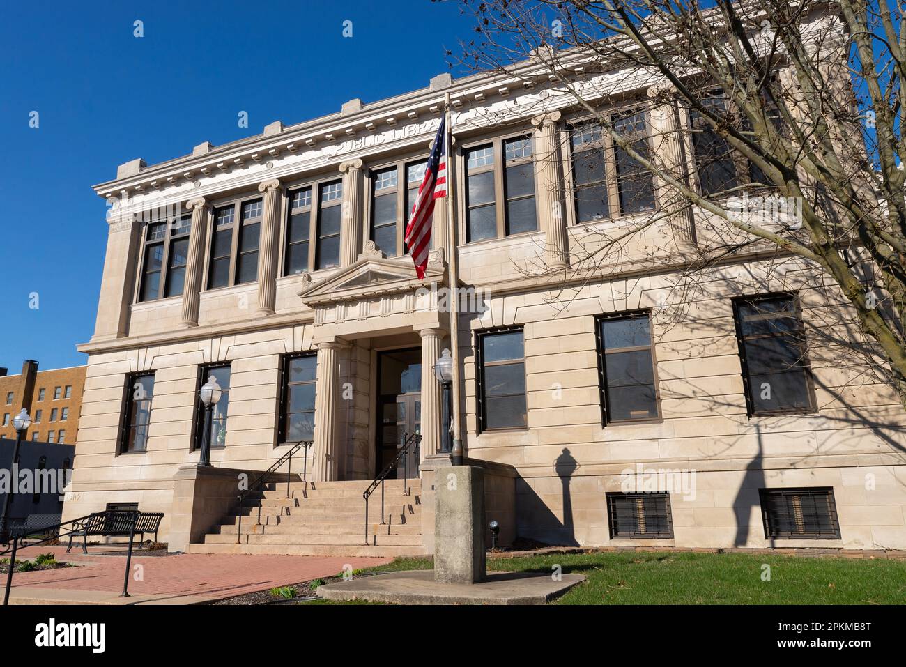 Mattoon, Illinois - Stati Uniti - 19th marzo 2023: Esterno della storica Carnegie Library, costruita nel 1903, in una mattina di primavera soleggiato. Foto Stock