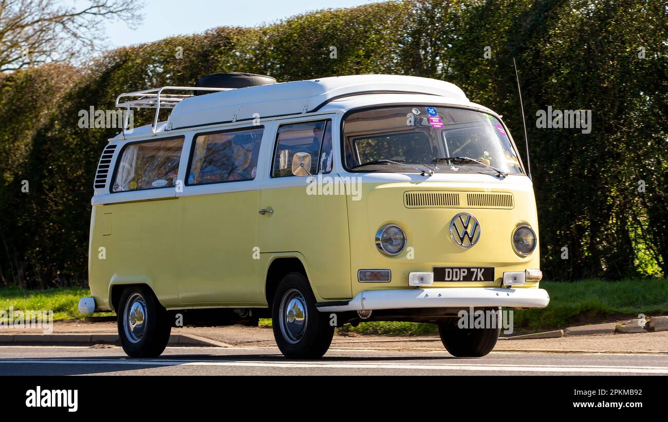 1972 VOLKSWAGEN CAMPER TRASPORTATORE che viaggia su una strada di campagna inglese Foto Stock