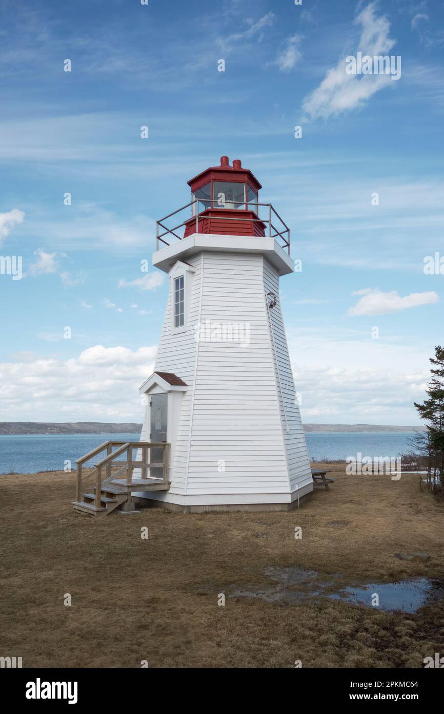 Il faro splendidamente restaurato si trova in cima a una scogliera vicino a Gabarus Nova Cotia. Costruito nel 1890 è l'ultimo faro esogano in legno sopravvissuto a Nova Foto Stock