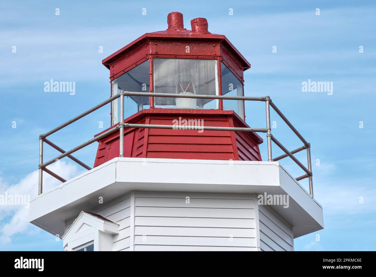 Il faro splendidamente restaurato si trova in cima a una scogliera vicino a Gabarus Nova Cotia. Costruito nel 1890 è l'ultimo faro esogano in legno sopravvissuto a Nova Foto Stock