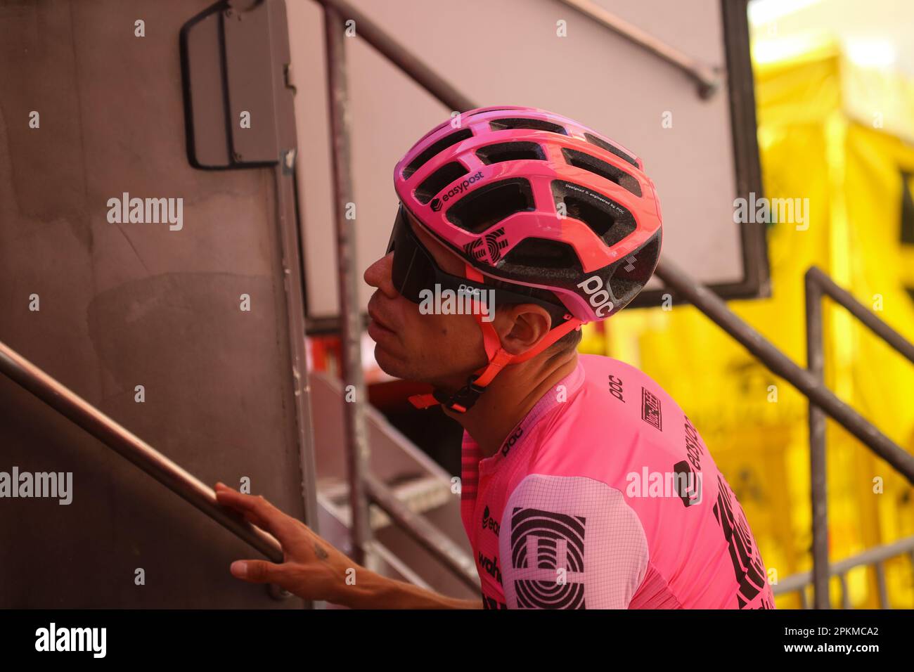 Eibar, Spagna, 08th aprile 2023: L'EF Education-EasyPost runner, Rigoberto Uran durante la 6th° tappa del Paese Basco Itzulia 2023 con partenza e arrivo a Eibar, il 08 aprile 2023, a Eibar, Spagna. Credit: Alberto Brevers / Alamy Live News Foto Stock