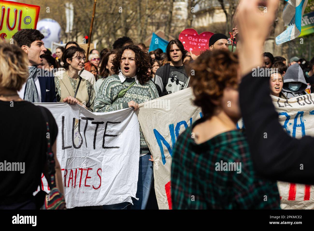 Parigi, Francia. 06th Apr, 2023. I manifestanti cantano slogan mentre si tengono striscioni durante la dimostrazione della riforma anti-pensione. Undicesimo giorno di proteste contro la nuova riforma pensionistica del governo Macron, adottata da Elizabeth Borne con l'articolo 49,3 della Costituzione francese. A Parigi circa 400.000 persone hanno marciato tra Invalides e Place d'Italie, con enormi scontri con la polizia lungo il tragitto. Credit: SOPA Images Limited/Alamy Live News Foto Stock