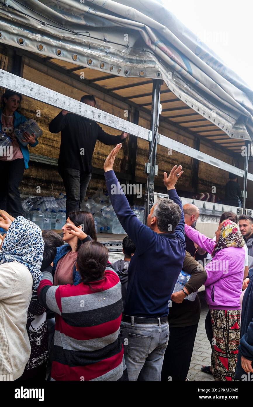 Hatay, Turchia. 08th Apr, 2023. Un uomo mostra quante bottiglie d'acqua vuole. I villaggi nel distretto di Samandag di Hatay soffrono di scarsità di acqua potabile dopo il terremoto. L'acqua potabile arrivò in un villaggio che non aveva acqua per circa due settimane, e la gente del villaggio formò delle code d'acqua. (Foto di Murat Kocabas/SOPA Images/Sipa USA) Credit: Sipa USA/Alamy Live News Foto Stock