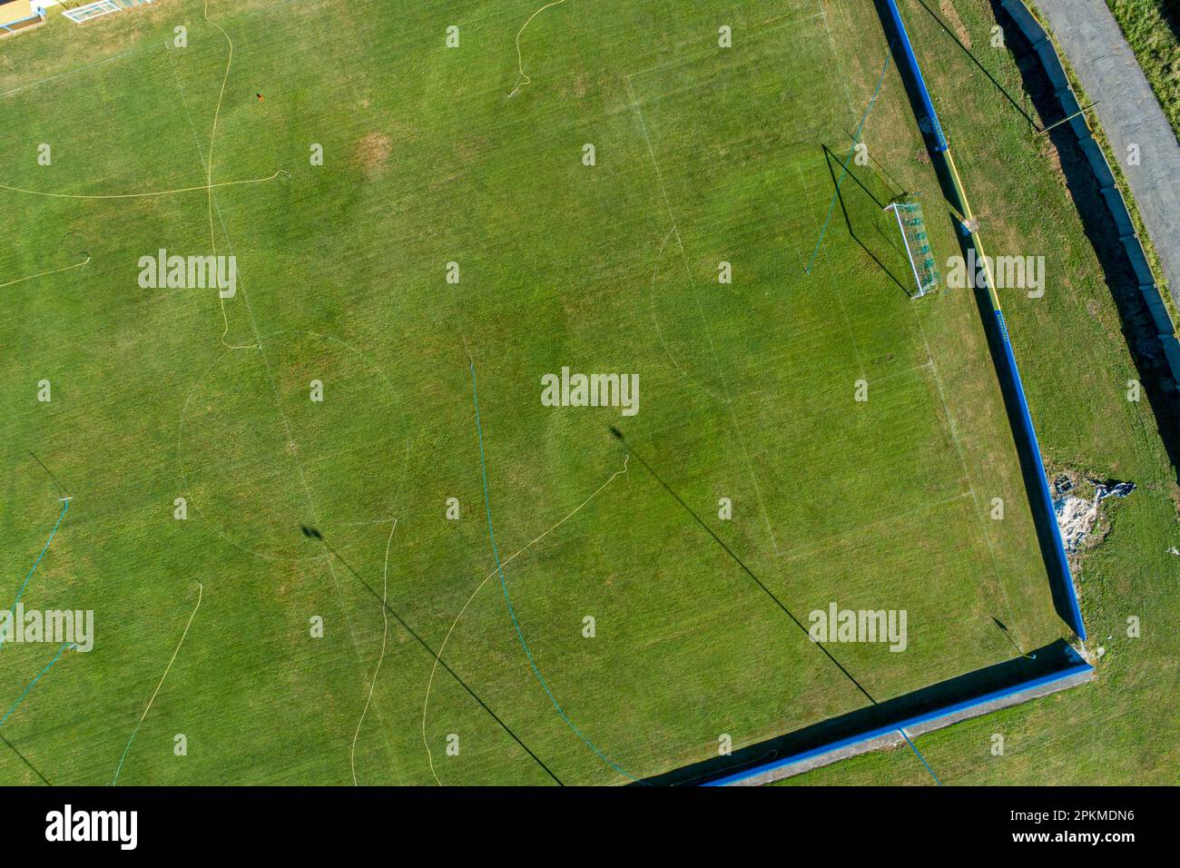 vista aerea zenithal di un campo da calcio con il sistema di irrigazione in funzione. Foto Stock