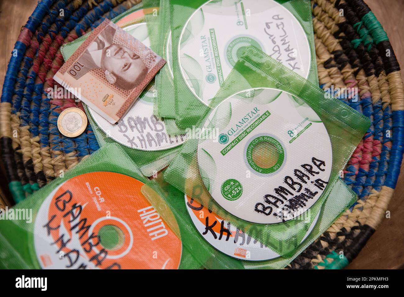 Un cestino di compact disc in vendita presso il Centro Culturale Dar Gnaoua Bambara Khamlia Foto Stock