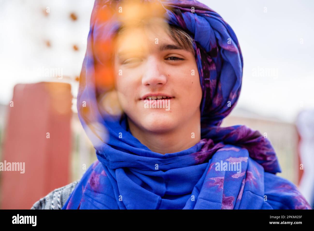Un ragazzo americano indossa un tradizionale velo marocchino in Marocco Foto Stock