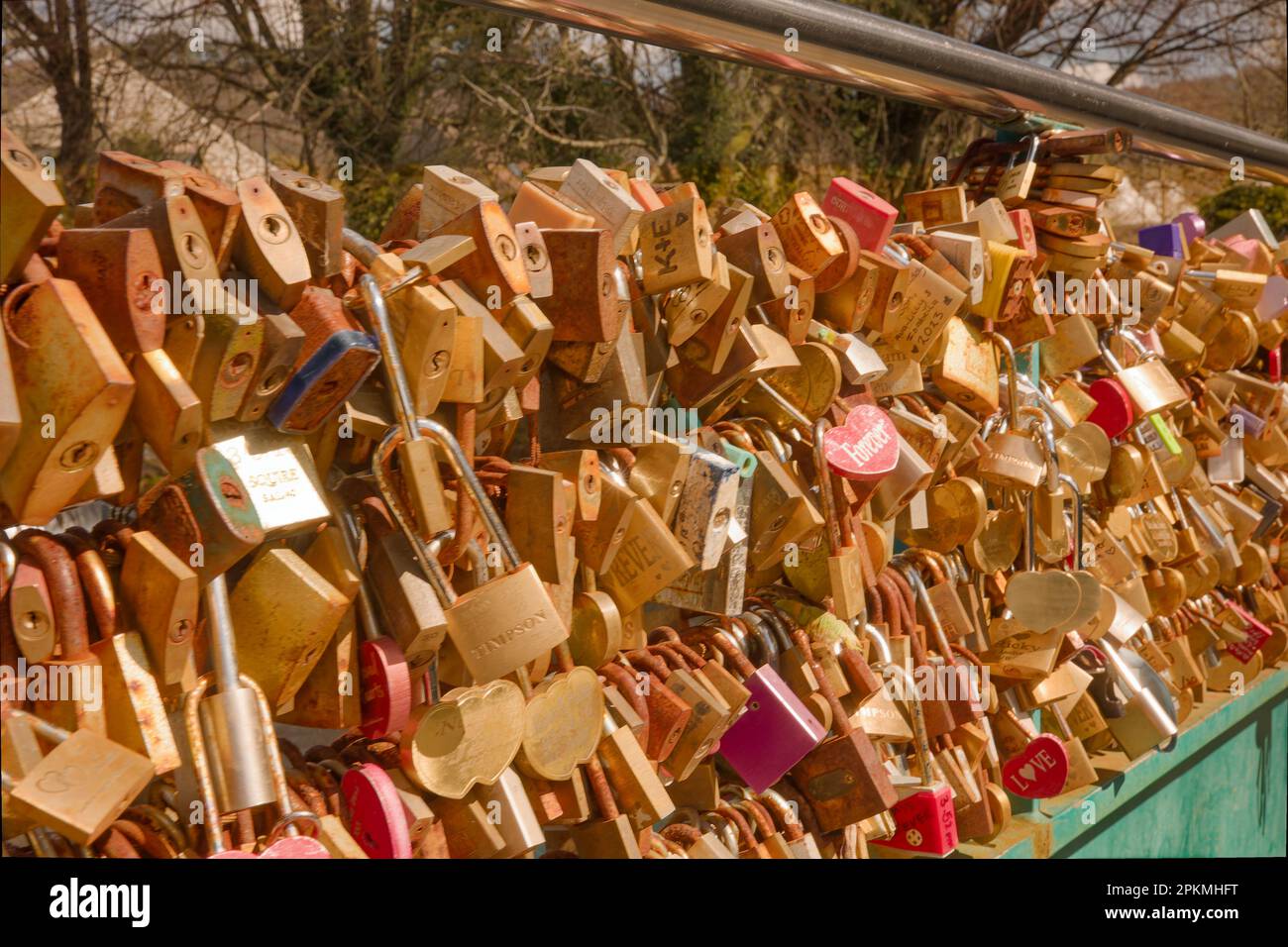 Lucchetti su un ponte ciascuno che rappresenta qualcuno che ama o ricorda qualcuno Foto Stock