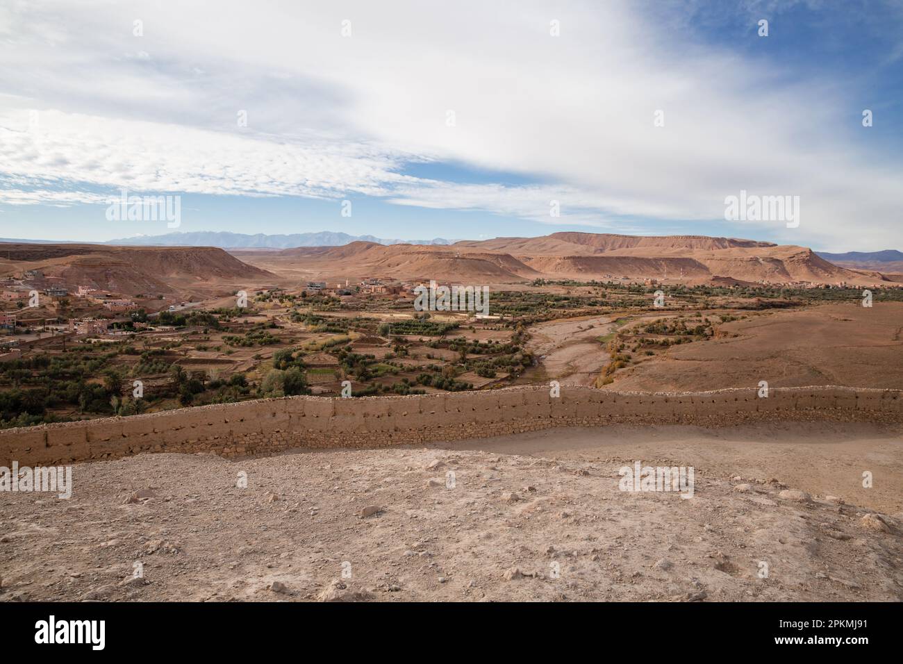 Vista di Ait ben Haddou con le montagne dell'Atlante in lontananza Foto Stock