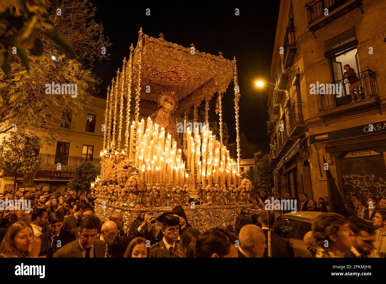 Siviglia, Spagna. 7th aprile 2023. Lunghe processioni da parte delle Fraternità della Chiesa, o Fraternità, della durata di molte ore, si verificano durante tutto il giorno e la notte per le strade di Siviglia durante la settimana di Semana Santa, o settimana Santa, fino alla Domenica di Pasqua. Credit: Haydn Denman/Alamy Live News. Foto Stock