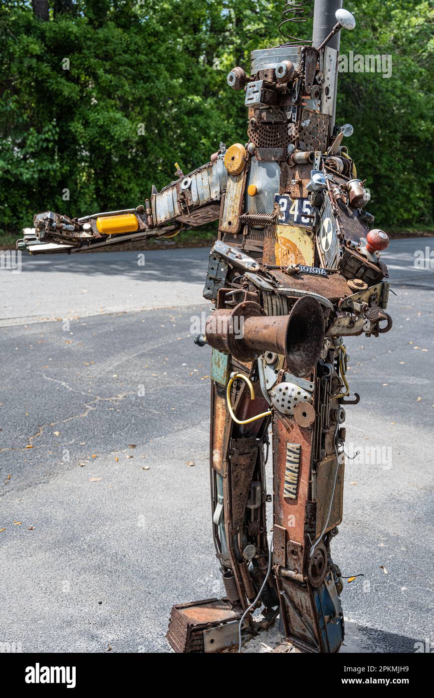 Scultura unica di robot in metallo spazzatura al Sandfly Market Place Antiques di Savannah, Georgia. (USA) Foto Stock