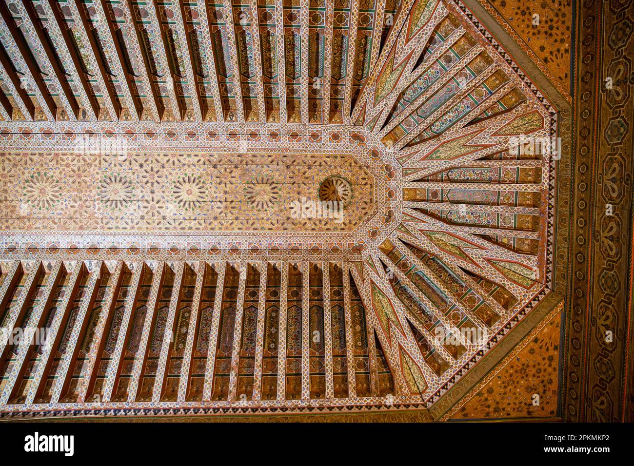 Splendidi dettagli su un soffitto in legno nel Palazzo Bahia a Marrakech Marocco Foto Stock