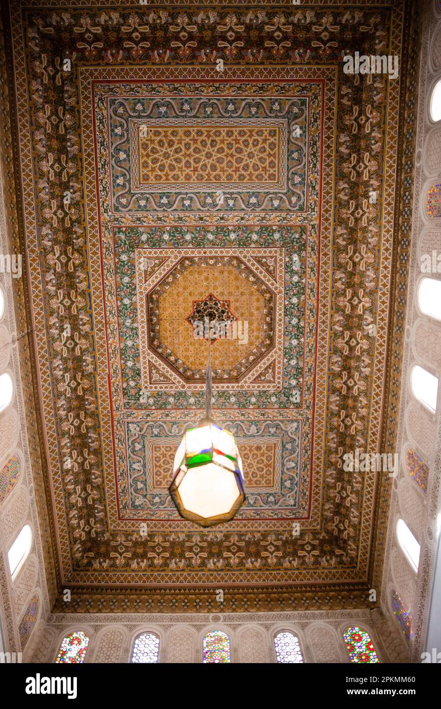 Splendidi dettagli su un soffitto in legno nel Palazzo Bahia a Marrakech Marocco Foto Stock