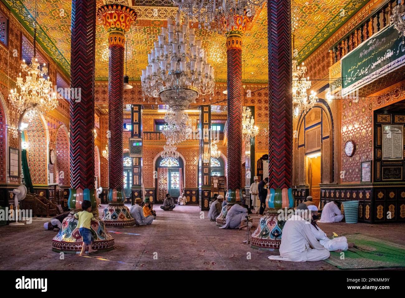 Interno di Masjid Dastgeer Sahib, Srinagar, Kashmir, India Foto Stock