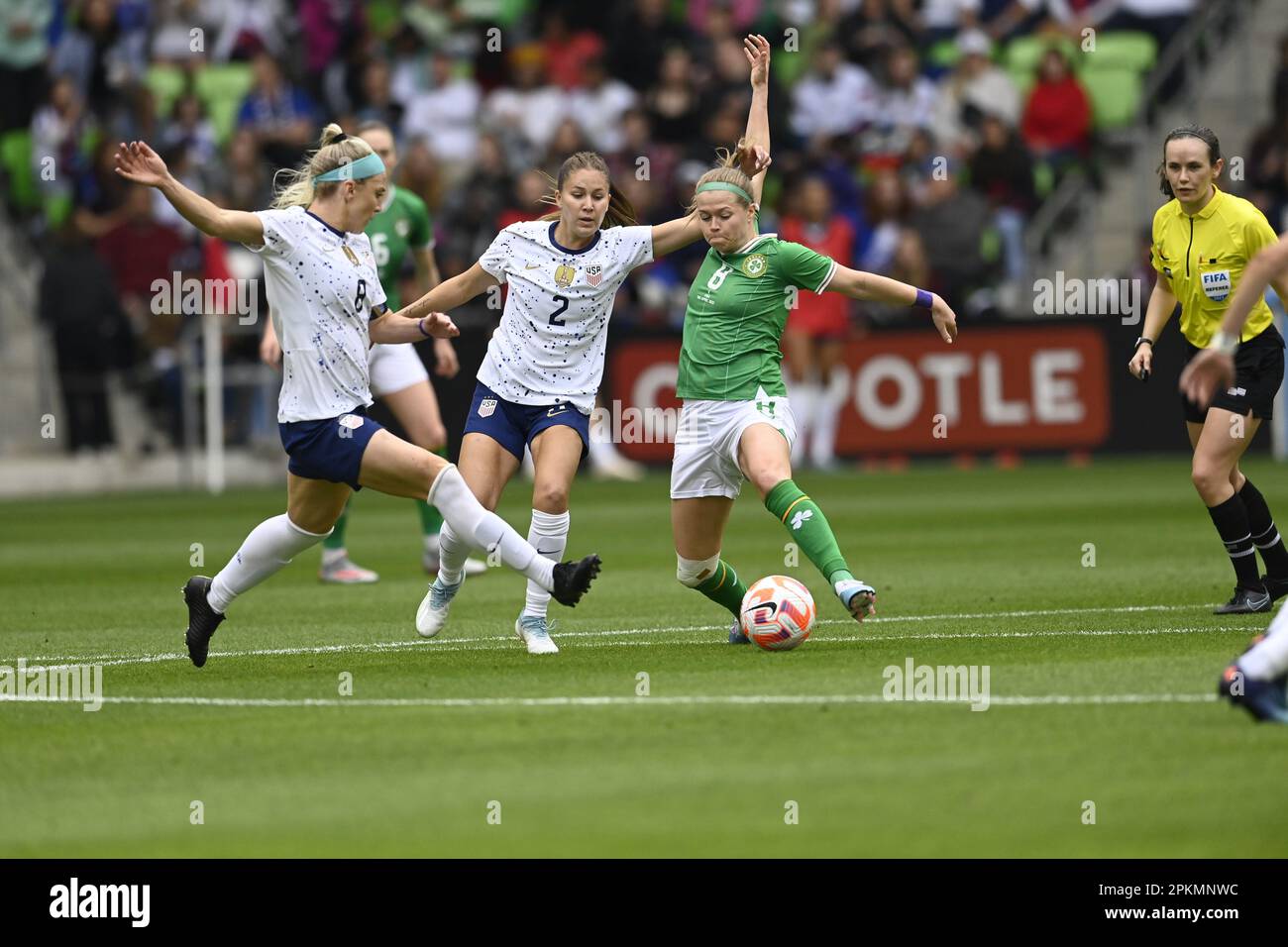 Austin, Texas, Stati Uniti. 8th Apr 2023. JULIE ERTZ, numero 8 degli Stati Uniti, e ASHLEY SANCHEZ, numero 2, combattono RUESHA LITTLEJOHN, numero 8 dell'Irlanda, durante il secondo tempo di azione in uno degli Stati Uniti Women's National Team (USWNT) amichevole contro la Repubblica d'Irlanda (IRL). Entrambe le squadre si stanno preparando per la prossima Coppa del mondo femminile FIFA 2023. Credit: Bob Daemmrich/Alamy Live News Foto Stock