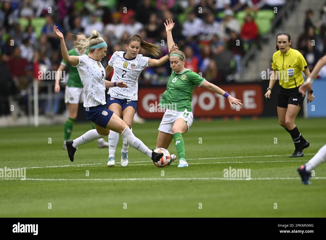 Austin, Texas, Stati Uniti. 8th Apr 2023. JULIE ERTZ, numero 8 degli Stati Uniti, e ASHLEY SANCHEZ, numero 2, combattono RUESHA LITTLEJOHN, numero 8 dell'Irlanda, durante il secondo tempo di azione in uno degli Stati Uniti Women's National Team (USWNT) amichevole contro la Repubblica d'Irlanda (IRL). Entrambe le squadre si stanno preparando per la prossima Coppa del mondo femminile FIFA 2023. Credit: Bob Daemmrich/Alamy Live News Foto Stock