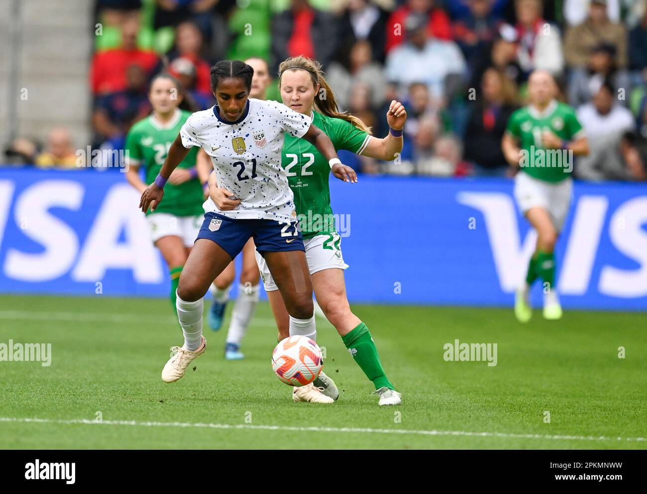 Austin, Texas, Stati Uniti. 8th Apr 2023. #27 NAOMI GIRMA degli Stati Uniti è tenuto indietro da KYRA CAUSA #22 dell'Irlanda durante l'azione di secondo tempo in un Stati Uniti Women's National Team (USWNT) amichevole contro la Repubblica d'Irlanda (IRL). Entrambe le squadre si stanno preparando per la prossima Coppa del mondo femminile FIFA 2023. Credit: Bob Daemmrich/Alamy Live News Foto Stock