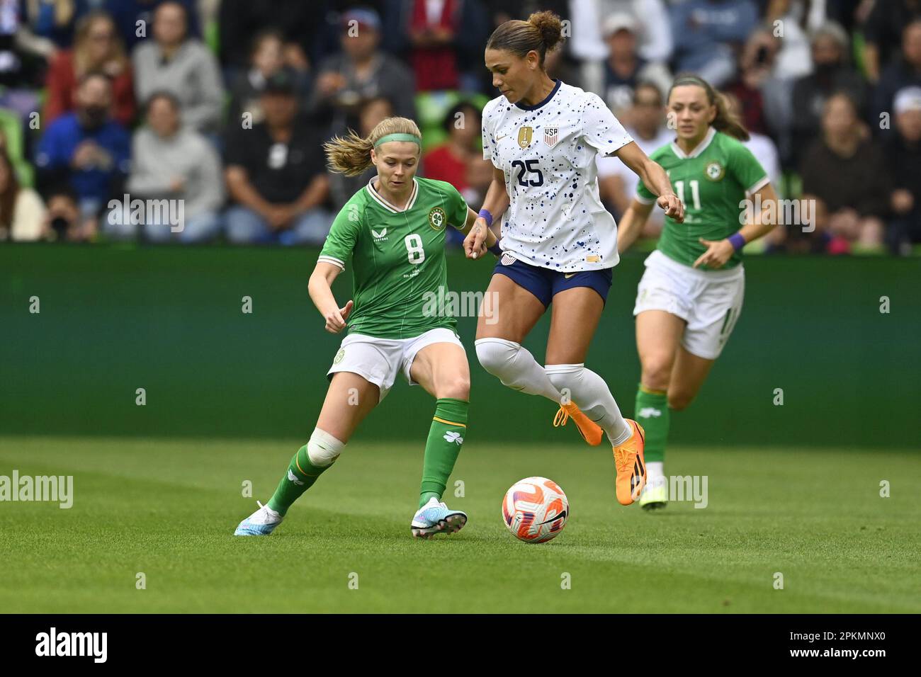 Austin, Texas, Stati Uniti. 8th Apr 2023. TRINITY RODMAN #25 degli Stati Uniti combatte con RUESHA LITTLEJOHN #8 dell'Irlanda durante l'azione di secondo tempo in un americano Women's National Team (USWNT) amichevole contro la Repubblica d'Irlanda (IRL). Entrambe le squadre si stanno preparando per la prossima Coppa del mondo femminile FIFA 2023. Rodman è la figlia del pensionato giocatore NBA Dennis Rodman (non mostrato). Credit: Bob Daemmrich/Alamy Live News Foto Stock