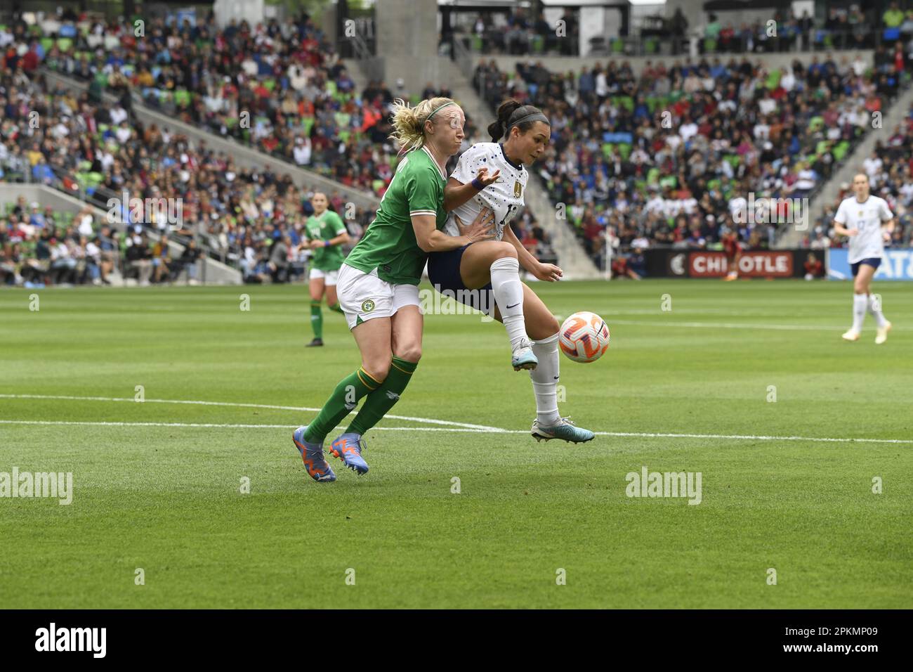 Austin, Texas, Stati Uniti. 8th Apr 2023. SOPHIA SMITH (bianco), numero 11 degli Stati Uniti, prende un passo contro l'Irlanda durante l'azione del primo tempo negli Stati Uniti Women's National Team (USWNT) amichevole contro la Repubblica d'Irlanda (IRL). Entrambe le squadre si stanno preparando per la prossima Coppa del mondo femminile FIFA 2023. Credit: Bob Daemmrich/Alamy Live News Foto Stock