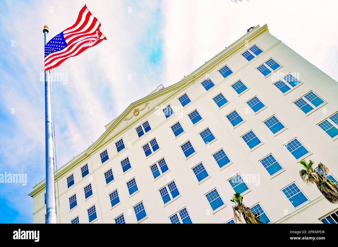 Il vecchio Markham Hotel è nella foto, il 2 aprile 2023, a Gulfport, Mississippi. L'edificio è stato costruito nel 1927 in stile architettonico Tudor. Foto Stock