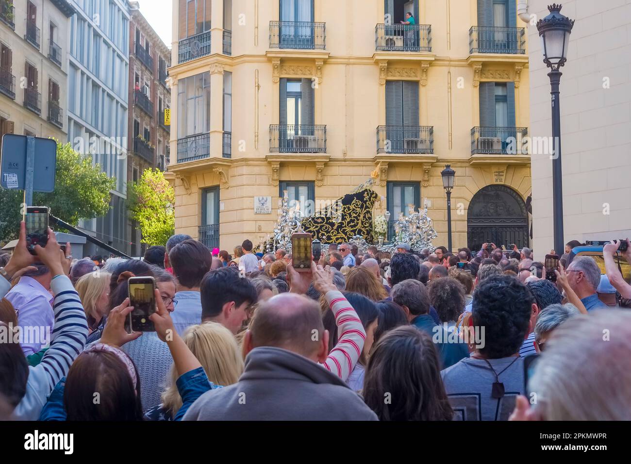 Persone che scattano foto della statua di nostra Signora. La processione di Gesù di Medinaceli, che parte dalla Basilica con lo stesso nome, è una delle Foto Stock