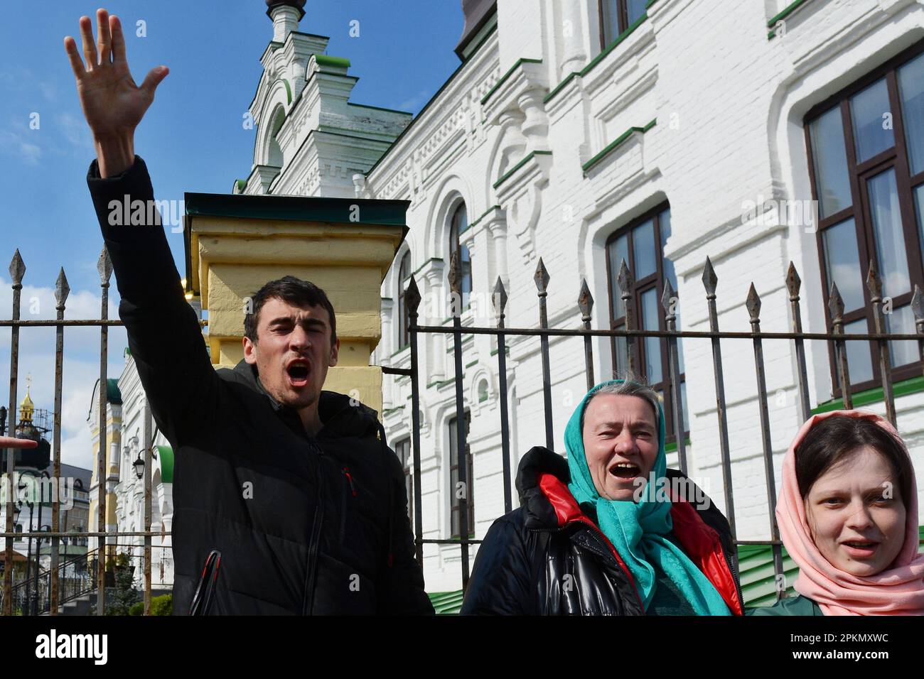 I credenti della Chiesa Ortodossa Ucraina, accusati di mantenere i legami con Mosca, gridando slogan al di fuori dello storico monastero di Kyiv-Pechersk Lavra per impedire l'ingresso della commissione del Ministero della Cultura che dovrebbe iniziare il trasferimento della Lavra allo stato e lo sfratto dei suoi monaci. I credenti della Chiesa Ortodossa Ucraina del Patriarcato di Mosca continuano a bloccare l'ingresso agli edifici della Lavra di Kyiv-Pechersk per i rappresentanti della commissione del Ministero della Cultura. All'inizio di marzo 2023, l'Ucraina ha posto fine al contratto di locazione con l'Orthod Foto Stock