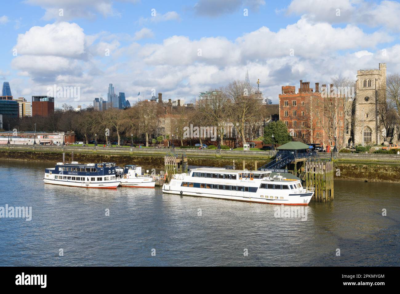 Londra, Regno Unito - Marzo 17 2023; Thames River Cruises barche ormeggiate sul Tamigi a Londra vicino al Lambeth Palace Foto Stock