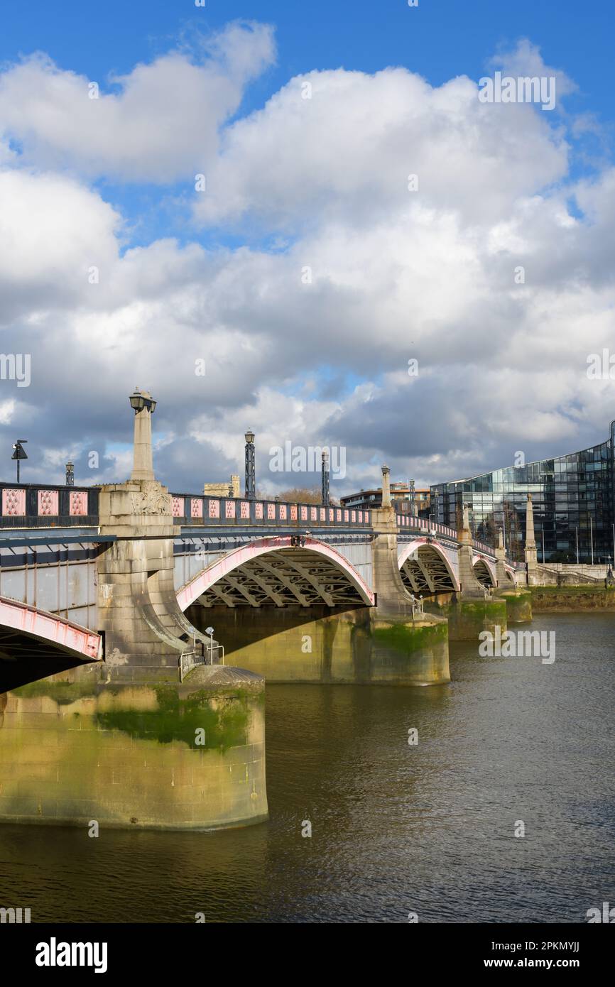 Londra, Regno Unito - Marzo 17 2023; Vista delle nuvole sopra il Lambeth Bridge attraverso il Tamigi a Londra Foto Stock