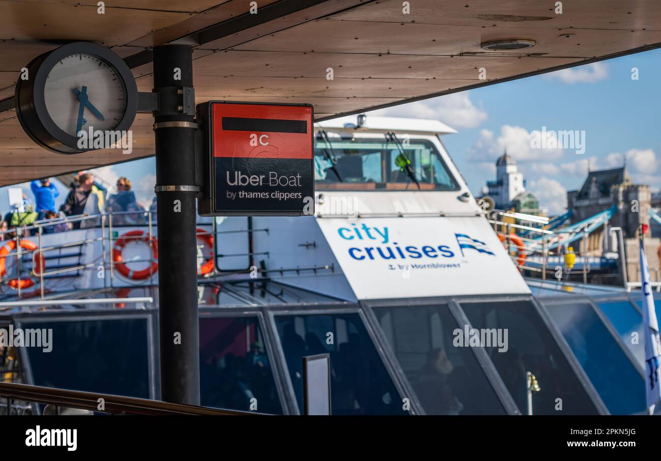 Londra, Inghilterra - 07 aprile 2023 : il cartello di Uber boat sul Tamigi Foto Stock