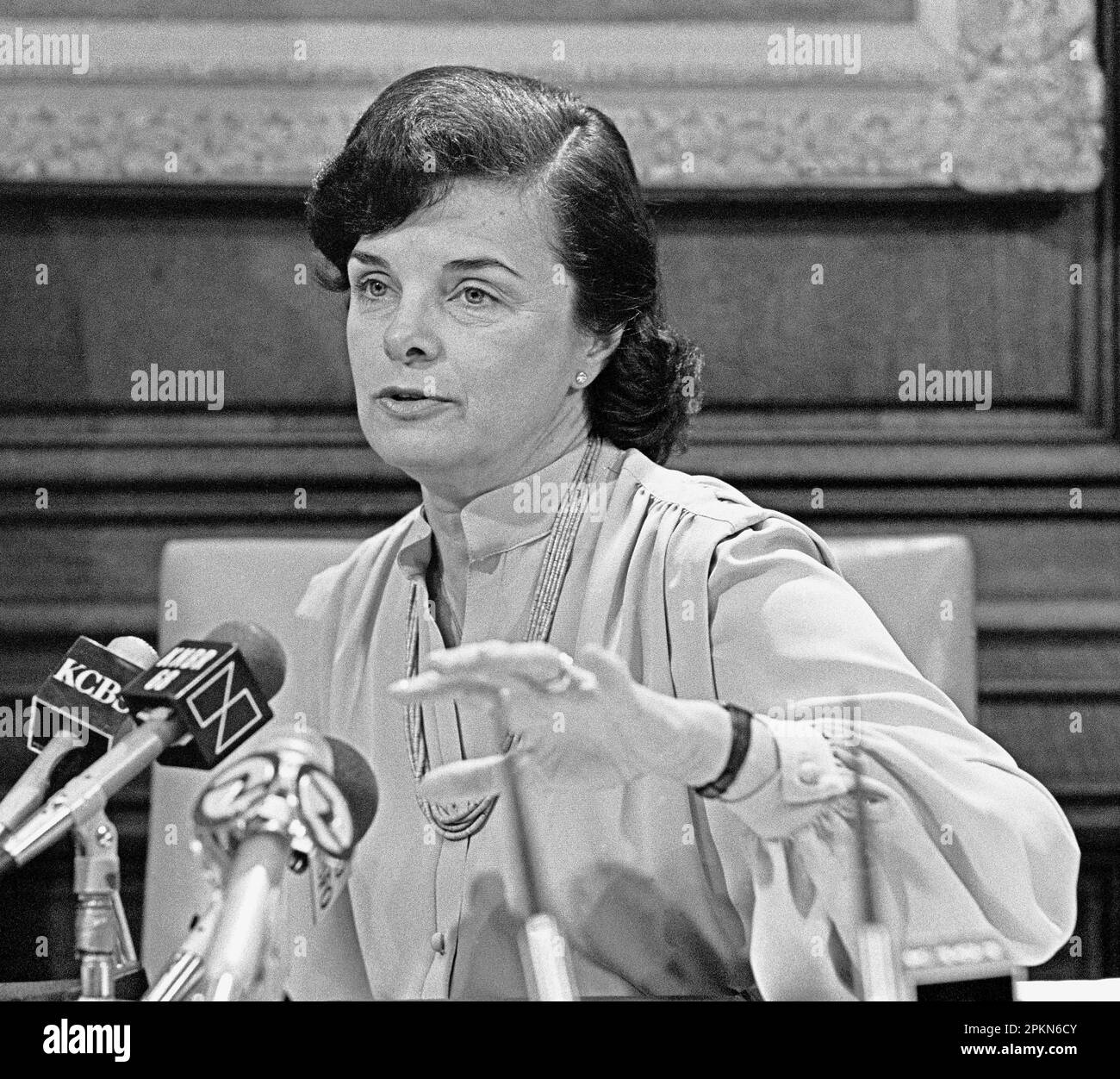 Dianne Feinstein, sindaco di San Francisco, che tiene una conferenza stampa nel suo ufficio del Municipio sui miglioramenti di capitale. California, 1984, Foto Stock