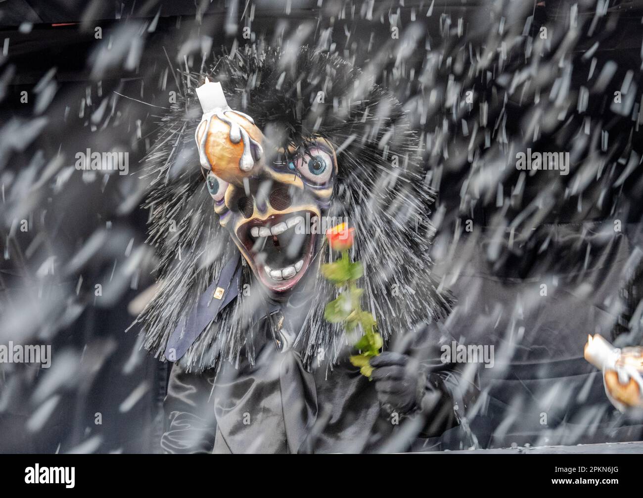 Costume di Waggis all'interno di una parata galleggiante che lancia i confetti al carnevale di Basilea Fasnacht in Svizzera Foto Stock