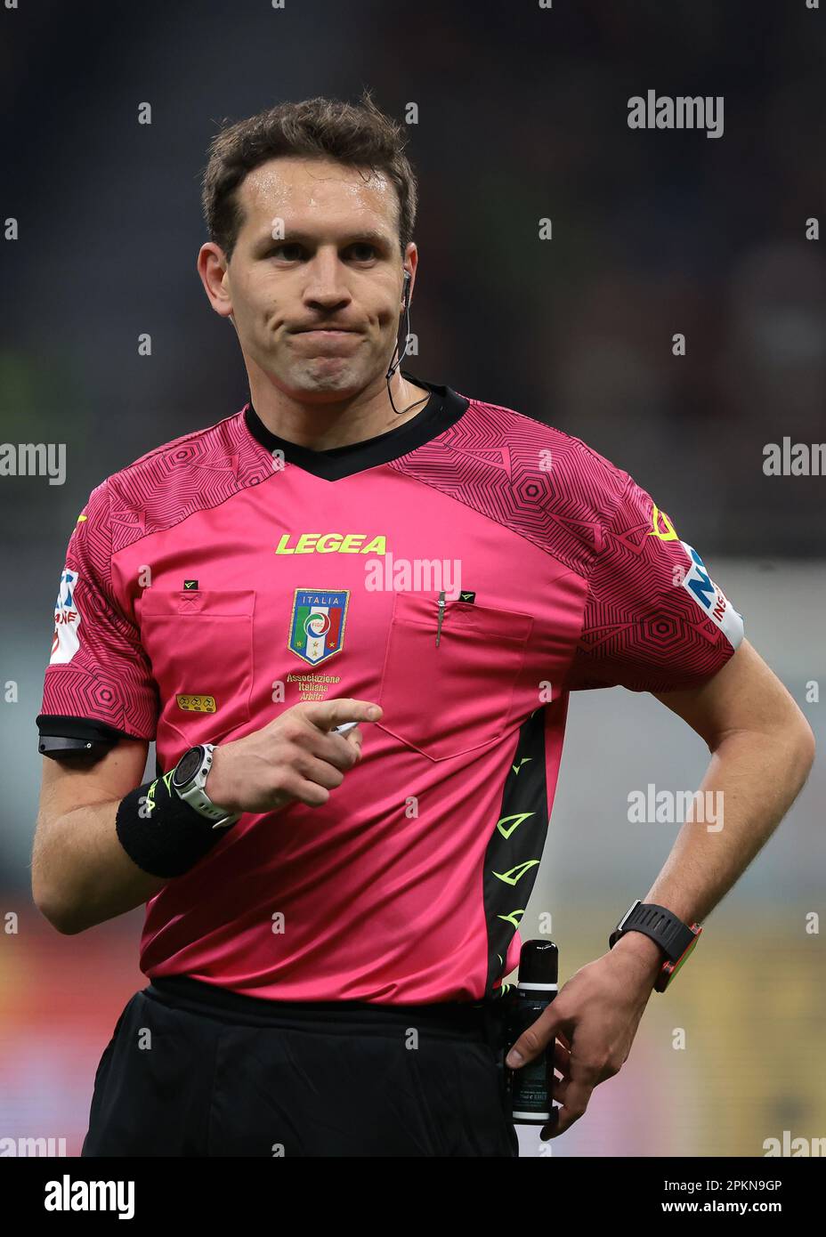 Milano, Italia, 7th aprile 2023. Il Referee Matteo Marcenaro reagisce durante la Serie A alla partita di Giuseppe Meazza a Milano. L'immagine di credito dovrebbe essere: Jonathan Moskrop / Sportimage Foto Stock