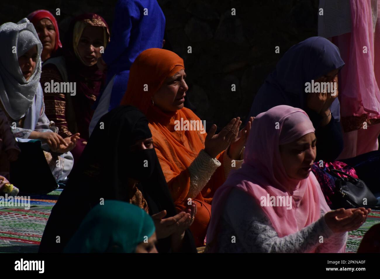 Srinagar, India. 07th Apr, 2023. Le donne musulmane di Kashmiri pregano nel santuario di Shah-e-Hamadan il terzo venerdì di ramadan a Srinagar, Kashmir controllato dagli indiani, venerdì 7 aprile 2023. I musulmani di tutto il mondo stanno segnando il mese santo del Ramadan, un periodo di intensa preghiera, autodisciplina, digiuno dall'alba al tramonto e feste notturne. (Foto di Mubashir Hassan/Pacific Press) Credit: Pacific Press Media Production Corp./Alamy Live News Foto Stock