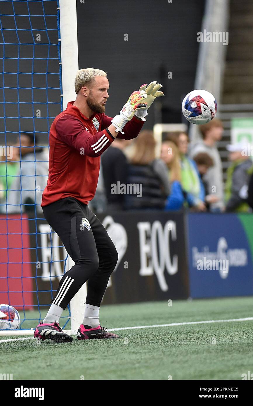 Seattle, Washington, Stati Uniti. 08th Apr, 2023. Stefan Frei (24), portiere dei Seattle Sounders, cattura un colpo durante i riscaldamenti prima della partita di calcio MLS tra il St Louis City SC e il Seattle Sounders FC al Lumen Field di Seattle, Washington. Steve Faber/CSM/Alamy Live News Foto Stock