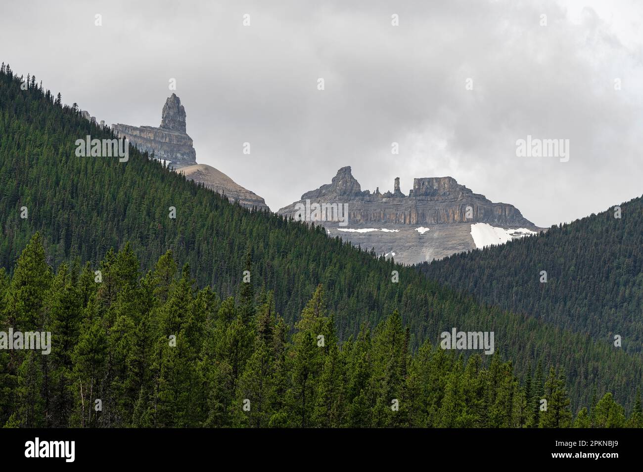 Monte Saskatchewan e Cleopatra Needle lungo Icefields Parkway, parco nazionale di Banff, Canada. Foto Stock