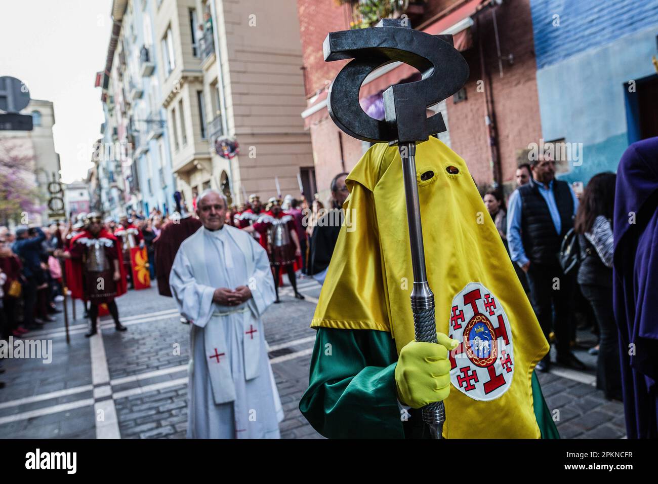 Pamplona, Spagna. 06th Apr, 2023. Un membro della Fratellanza della Pace con uno staff oracle. La Confraternita della Passione del Signore, la Confraternita della Flagellazione di Gesù e la Confraternita della Pace percorre le strade di Pamplona, durante l'atto processionale e di preghiera nella piazza Santa María della città. Credit: SOPA Images Limited/Alamy Live News Foto Stock