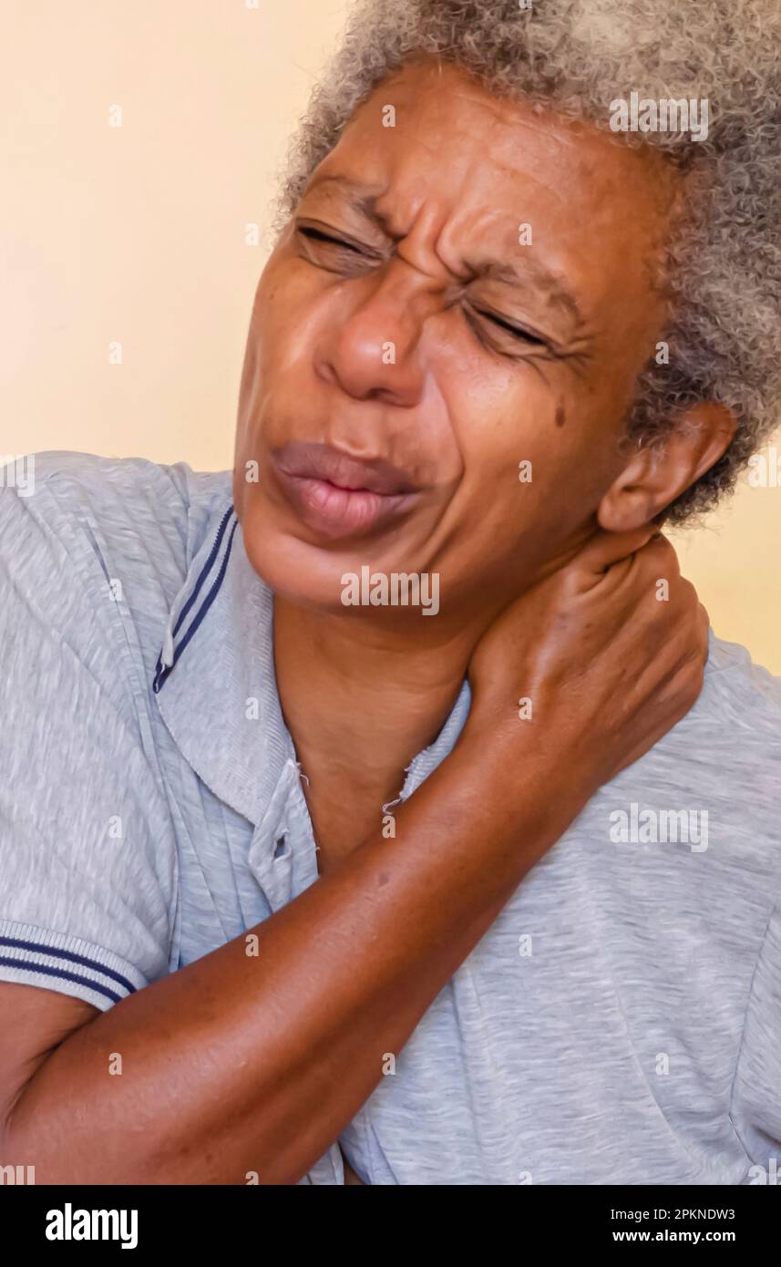 Dolore esacruciante alla spalla Foto Stock