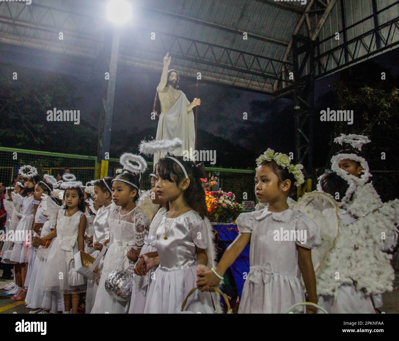 Quezon City, NCR, Filippine. 9th Apr, 2023. I devoti cattolici frequentano il tradizionale Salubong, seguito dalla messa della domenica di Pasqua al Barangay Bagong Silangan a Quezon City. (Credit Image: © EDD Castro/Pacific Press via ZUMA Press Wire) SOLO PER USO EDITORIALE! Non per USO commerciale! Credit: ZUMA Press, Inc./Alamy Live News Foto Stock