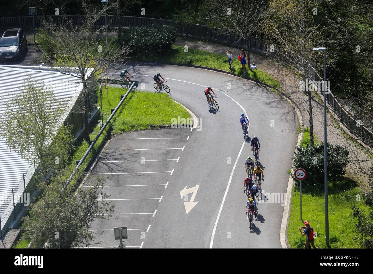 Eibar, Spagna. 08th Apr, 2023. Eibar, Spagna, 08th aprile 2023: La rottura allungata durante la 6th° tappa del Paese Basco Itzulia 2023 con inizio e fine a Eibar, il 08 aprile 2023, a Eibar, Spagna. (Foto di Alberto Brevers/Pacific Press) Credit: Pacific Press Media Production Corp./Alamy Live News Foto Stock