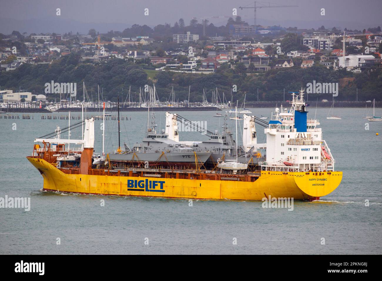 Auckland, Nuova Zelanda, 09 Apr, 2023. Due ex navi di pattuglia costiera della Royal New Zealand Navy, che erano state manovrate a bordo di Happy Dynamic, una grande nave da mare, imbarcano in un viaggio verso il loro nuovo porto natale in Irlanda con la forza di difesa irlandese. Credit: David Rowland/Alamy Live News Foto Stock