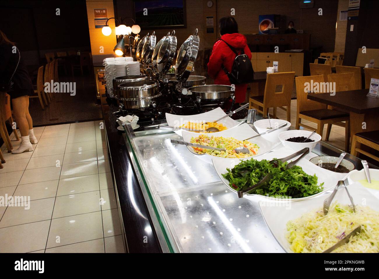 Linea cucina gourmet a buffet per colazione cibo nella sala da pranzo mattina tempo per la gente coreana e i viaggiatori utilizzano il servizio mangiare bevande presso l'hotel resort ON Foto Stock