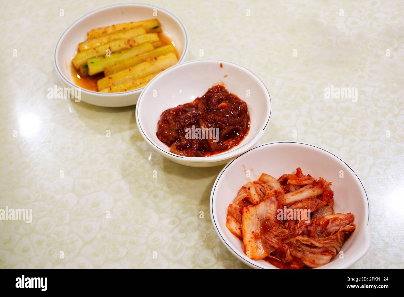 Cibo gourmet coreano tradizionale locale verdure fresche e calamari kimchi per i coreani e i viaggiatori stranieri in viaggio visita e gustare mangiare bevande cuis Foto Stock