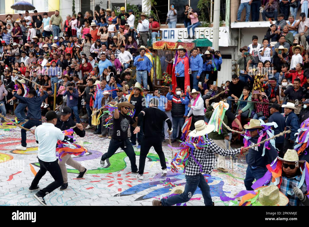 Non esclusiva: 8 aprile 2023, Stato di Puebla, Messico: I partecipanti in coppia si frustano l'un l'altro al festival la Gloria degli ebrei il sabato di Foto Stock