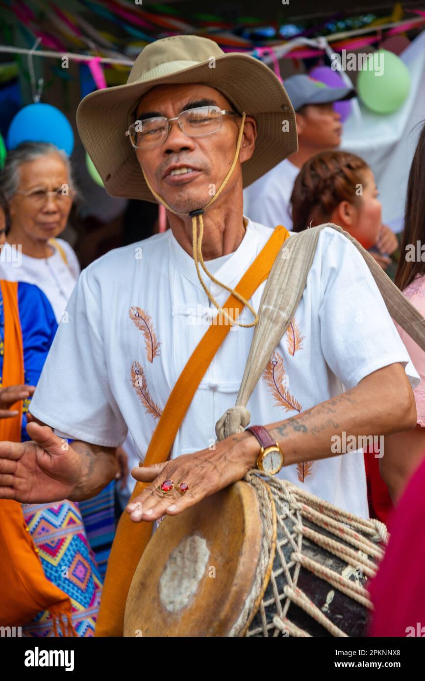 PAI, Thailandia del Nord-Aprile 4th 2023: Uno dei molti percussionisti e musicisti nella folla di passaggio, alla colorata celebrazione buddista, dove i ragazzi si esibiscono Foto Stock